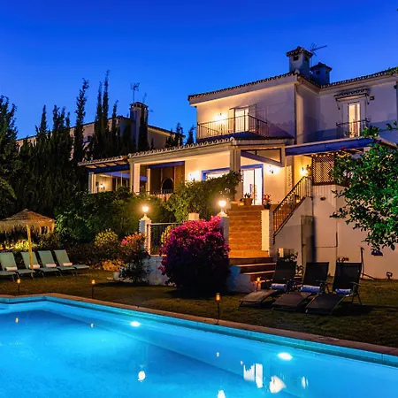 10 Luxe By Lirios Village Villa